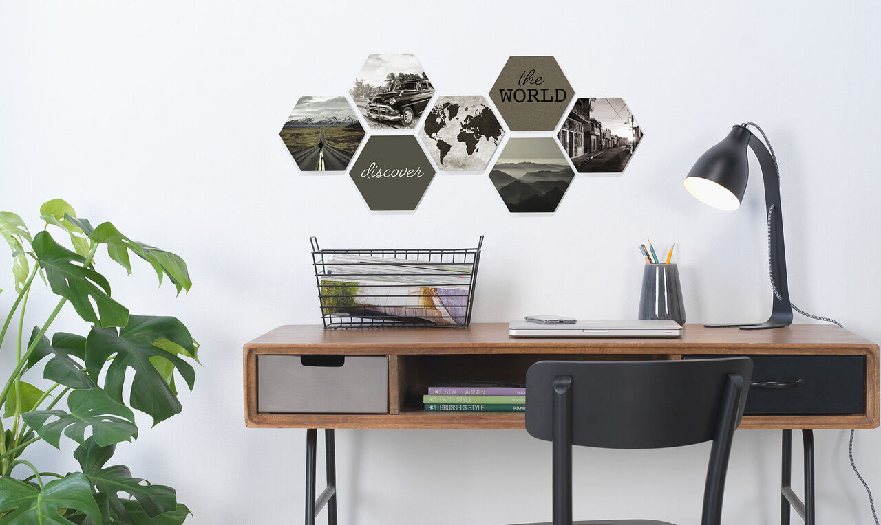 Décoration murale hexagonale en plusieurs partie au dessus d'un bureau