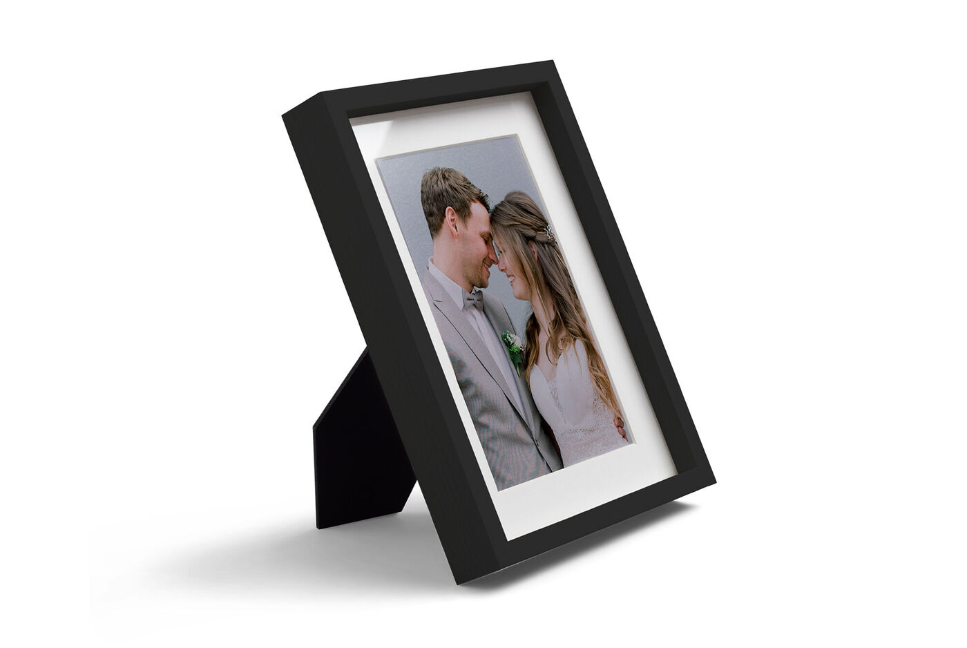 Cadre photo noir posé, avec une photo d'un couple face à face à l'intérieur