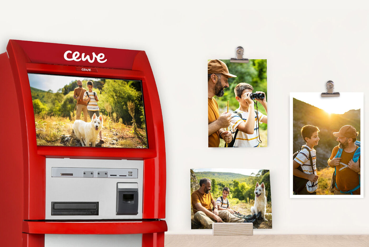 Une borne d'impression photo rouge à côté de photos représentant des moments heureux dans la nature, incluant un père et son fils.